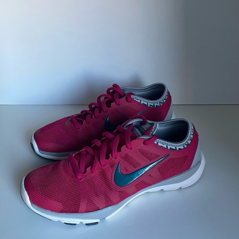 Nike Pink Athletic Shoes with Breathable Mesh and Sleek Design